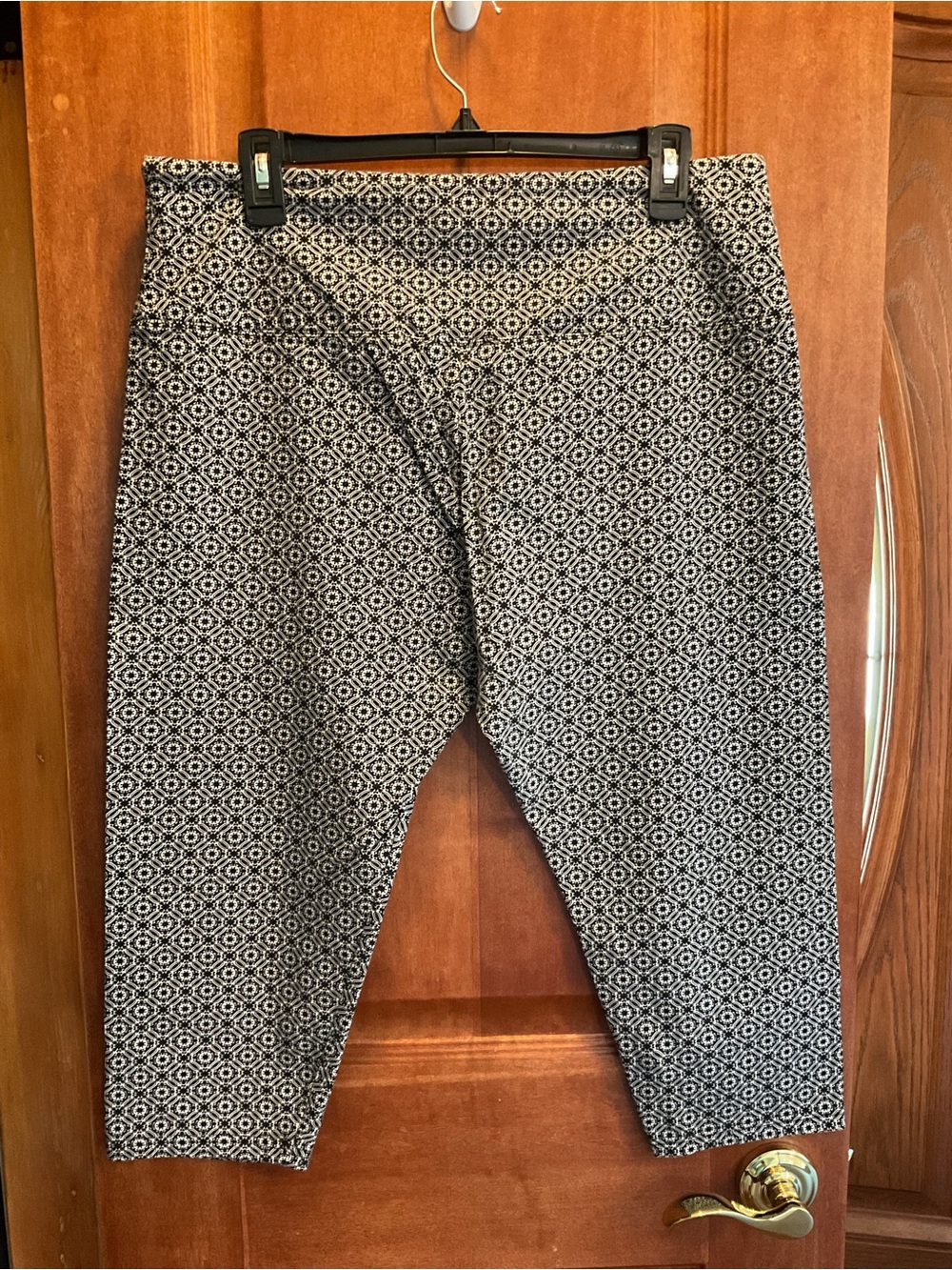 Women’s Suave Black and White Patterned Capri Leggings, Size XL.